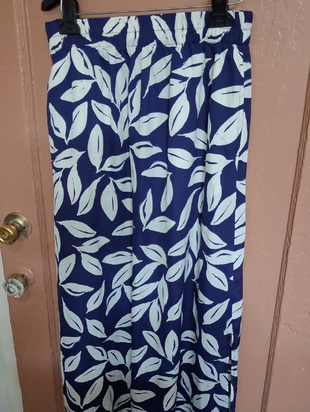 LOFT Navy and White Leaf-Print Skirt with 2 Pockets.